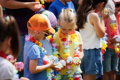 Kinder mit Wasserbomben